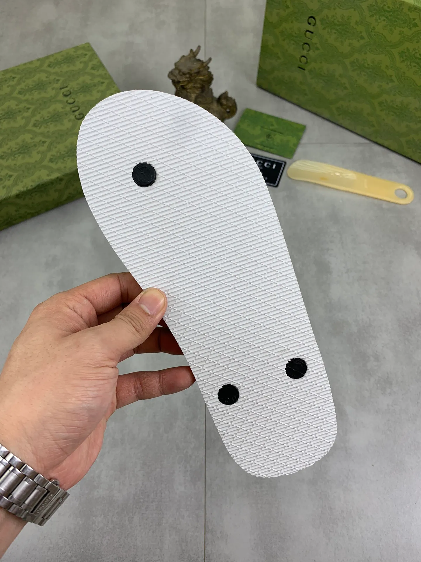 Men's men's shoes 💰P220💰【New style】🆘【GUCCI】Official website's popular Gucci adult couple 🧑‍🤝‍🧑 style, children's flip-flops are on sale at the counter simultaneously! Original fabric imported from Italy. Original bottom provided by the original factory. Size: Adult 36-45. Children’s size: 30-37. Multiple colors available.